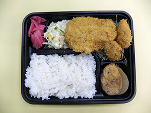 手作りメンチとカキフライ弁当